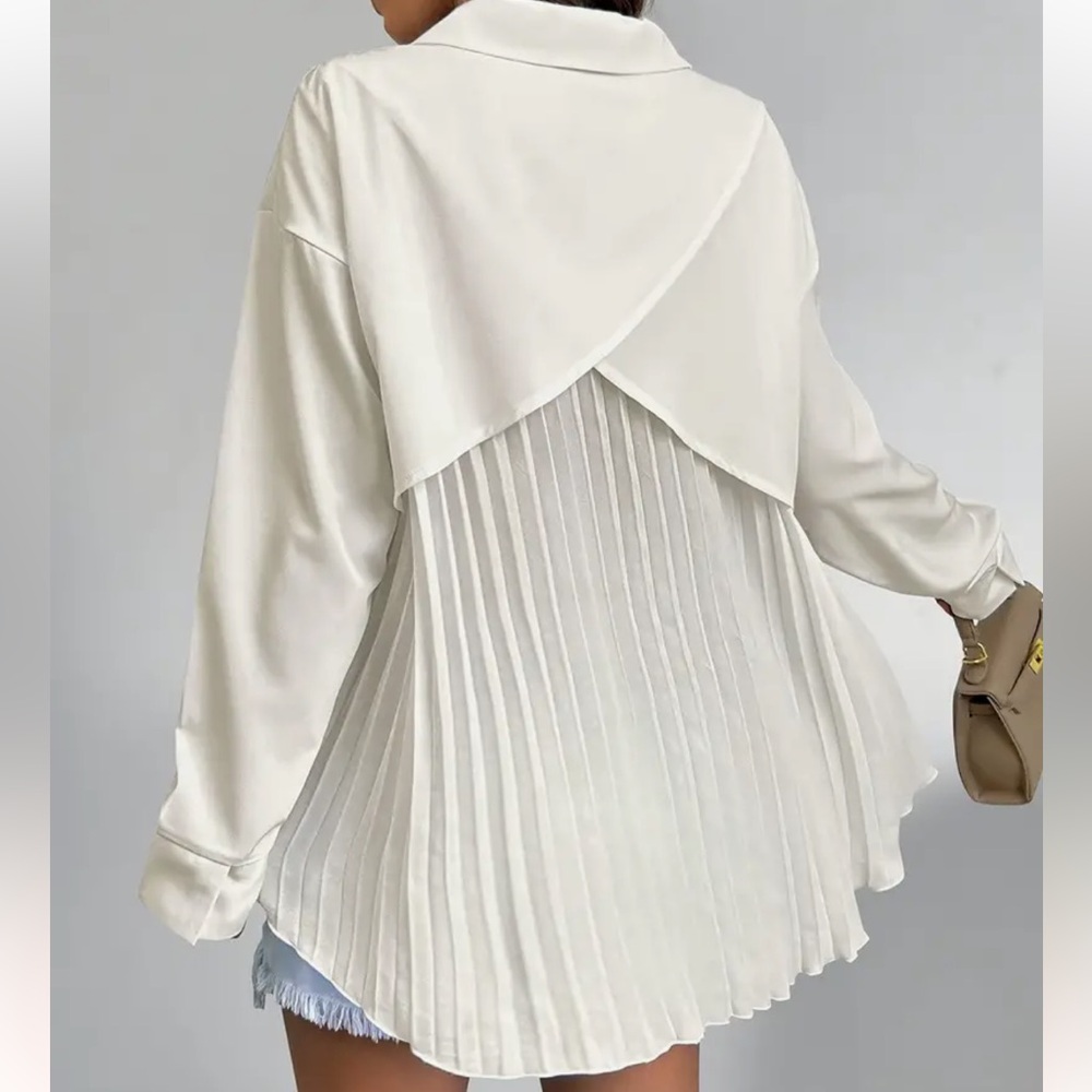 Unique! 🥀 Long Sleeve Ivory Color Gold Button Front, Pleated Back Chic Blouse
